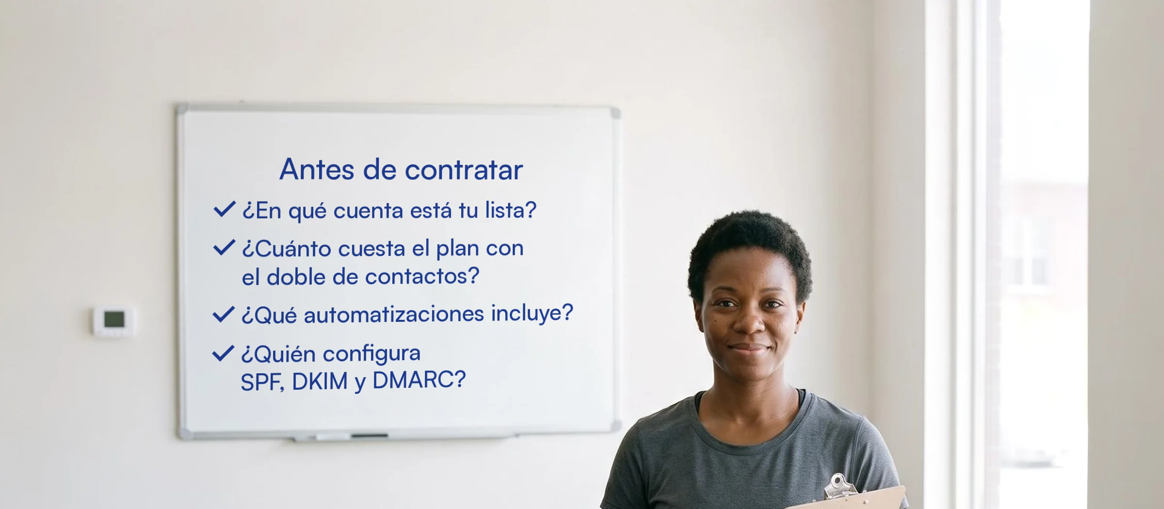 Dueña de un estudio de fitness de Little River con una tablilla en la mano junto a una pizarra blanca. En ella, lo que hay que preguntar antes de contratar email marketing: en qué cuenta está tu lista, cuánto cuesta el plan con el doble de contactos, qué automatizaciones incluye y quién configura SPF, DKIM y DMARC.